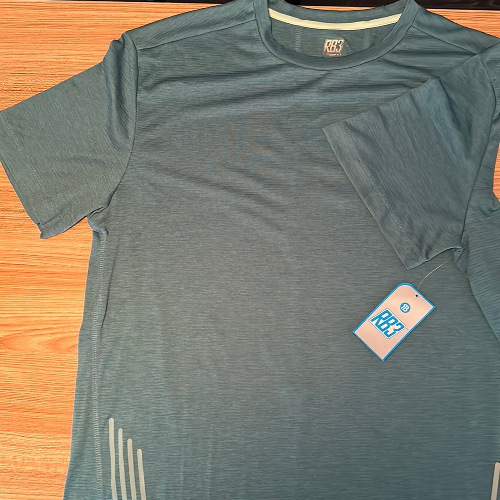 Brand new RB3 perfermorce short sleeve UV protective shirt in size Large